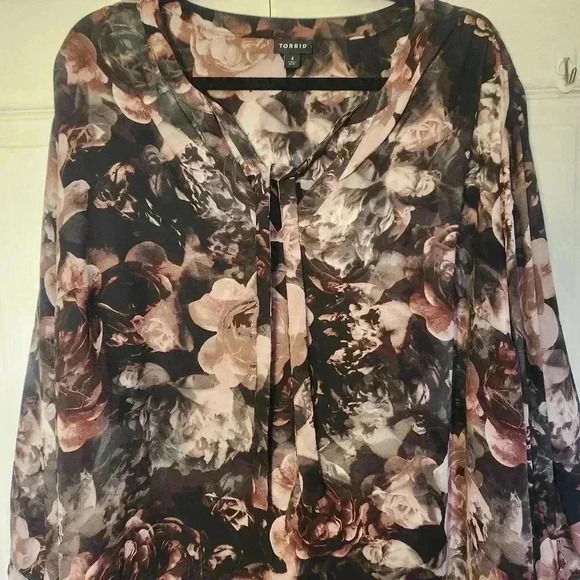 TORRID Georgette Bow Tie Blouse in "Long Stem Rose" Size 4 (26) PtP 29 inches - Picture 7 of 15